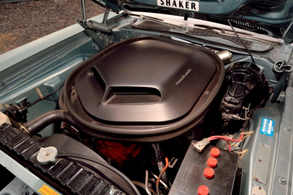 Khoang động cơ của Plymouth Hemi Cuda Convertible 1971